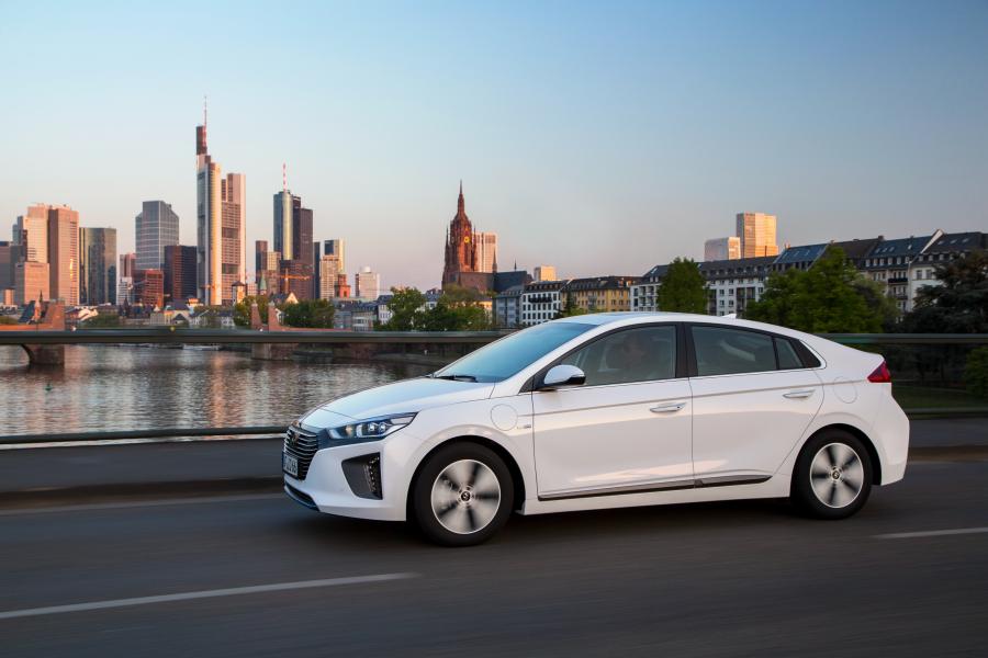  Hyundai IONIQ plug-in (AE) 2016 года  (фото 14 из 42)